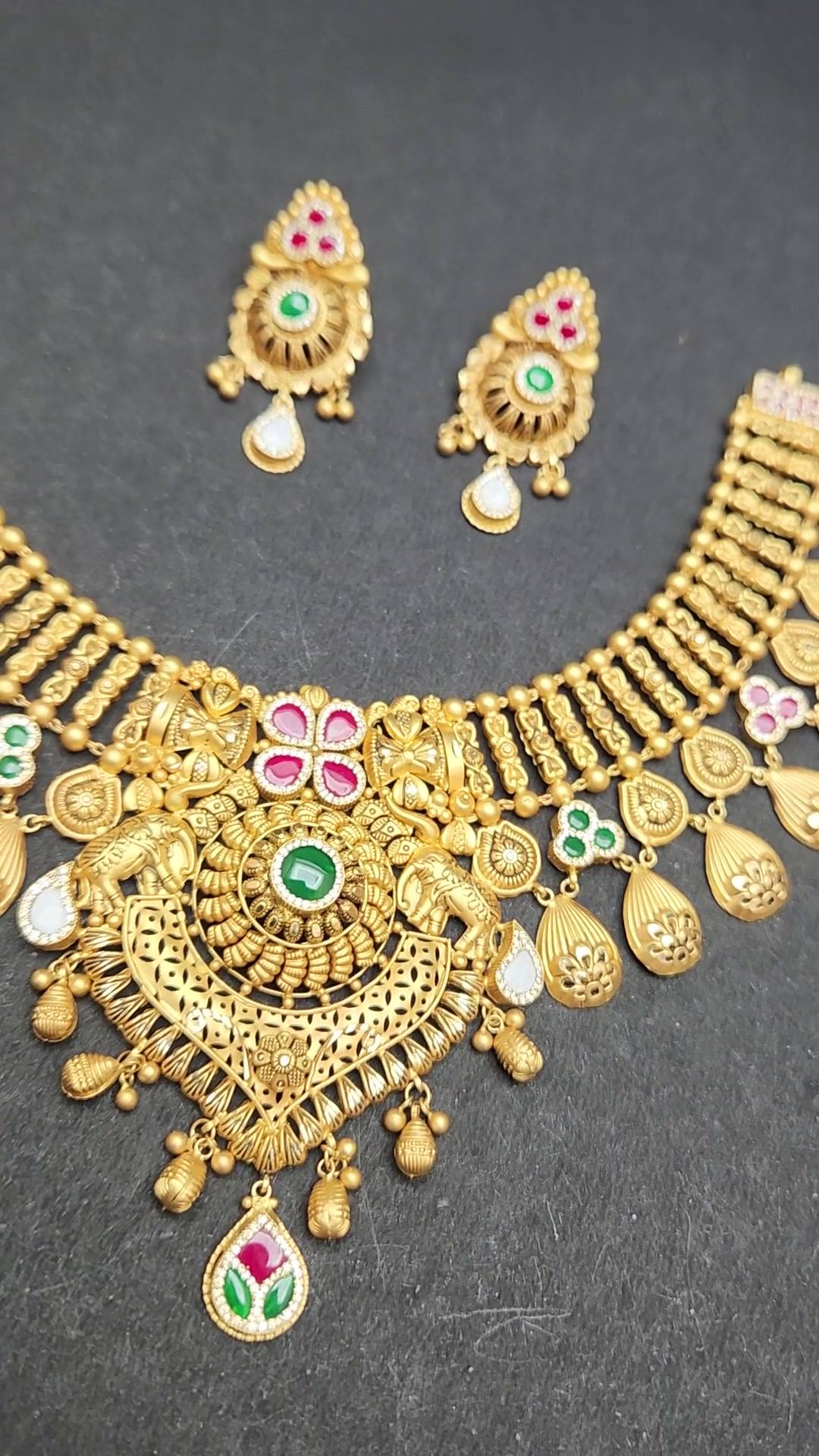 Close-up video of the Gulabi Padma Necklace
