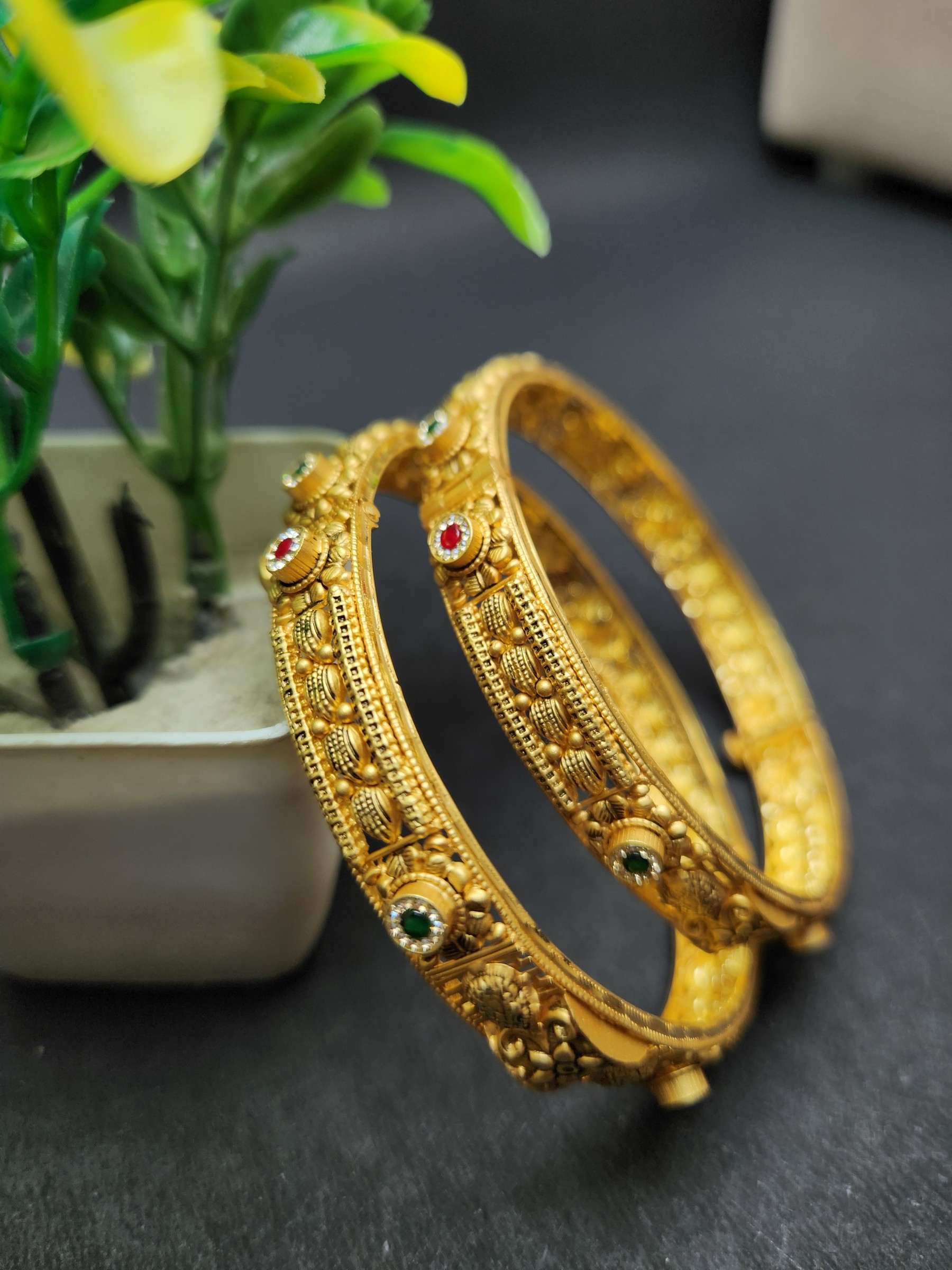 Engraved leaf motifs on a slender gold kada